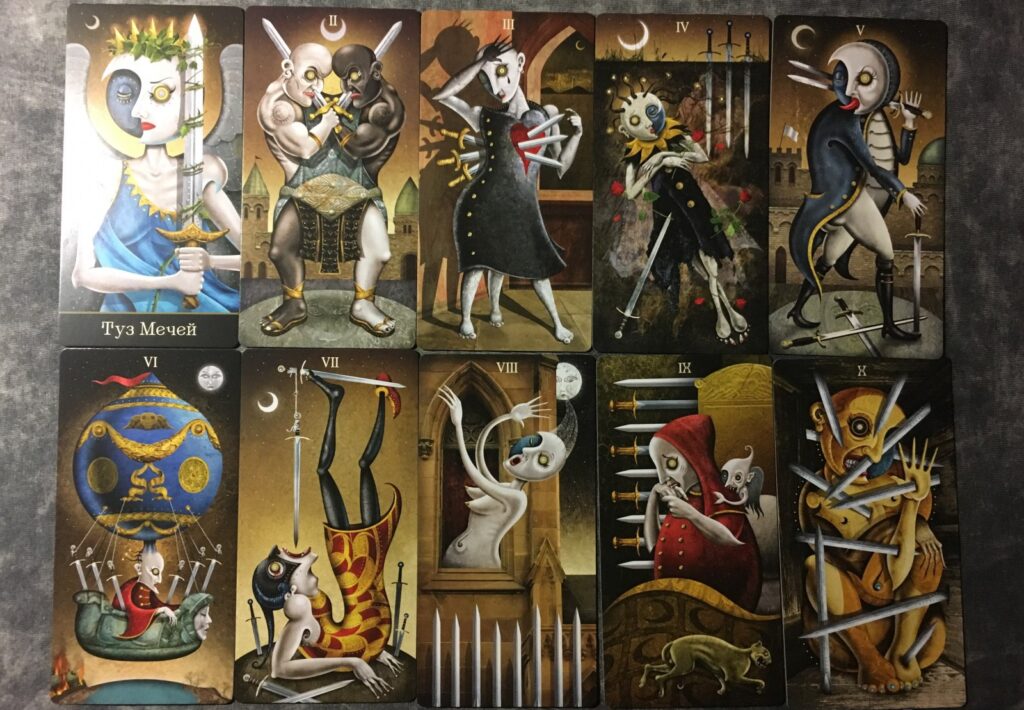 Таро Безумной луны. Значение карт, трактовки. Масть мечей